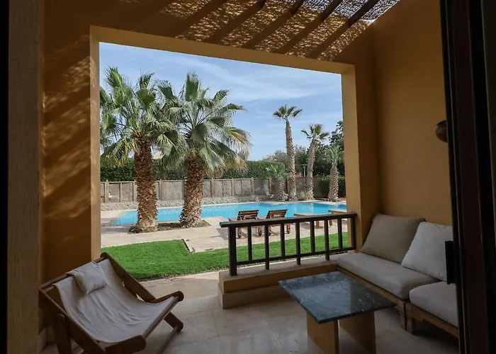 Stunning Poolhouse Duplex - 3 Beds - South Marina