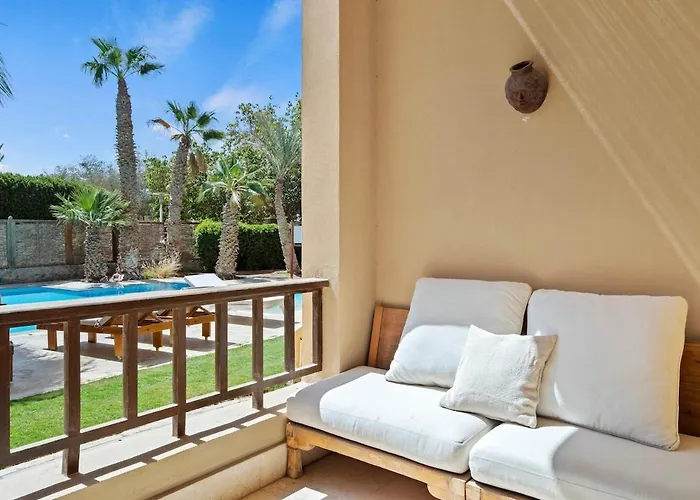 Stunning Poolhouse Duplex - 3 Beds - South Marina
