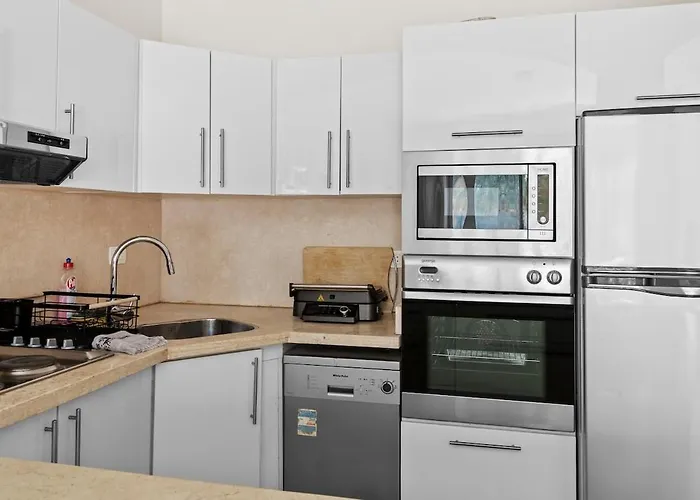 Stunning Poolhouse Duplex - 3 Beds - South Marina Apartment